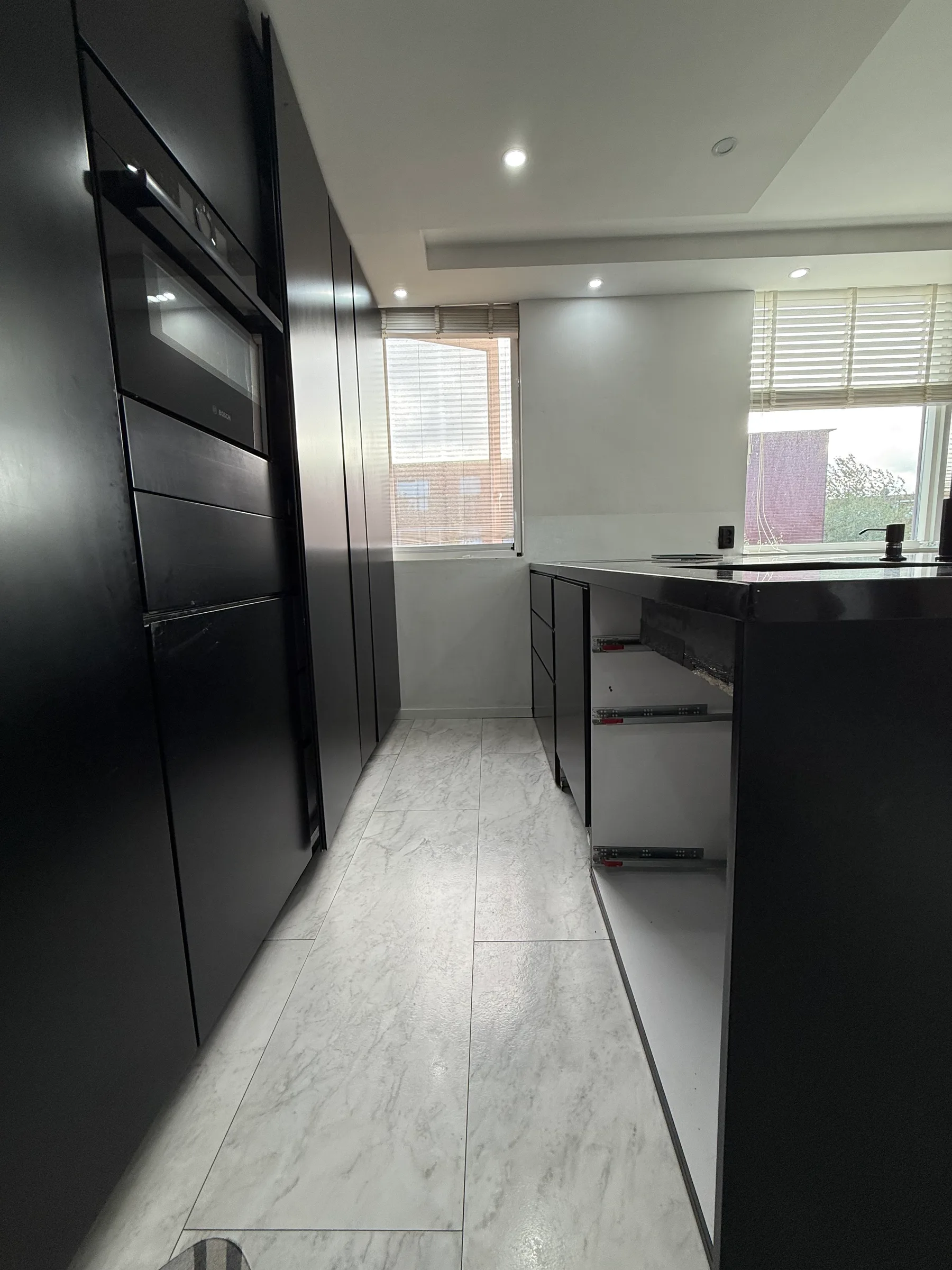 Keuken van zwart naar wit - luxe marmerlook