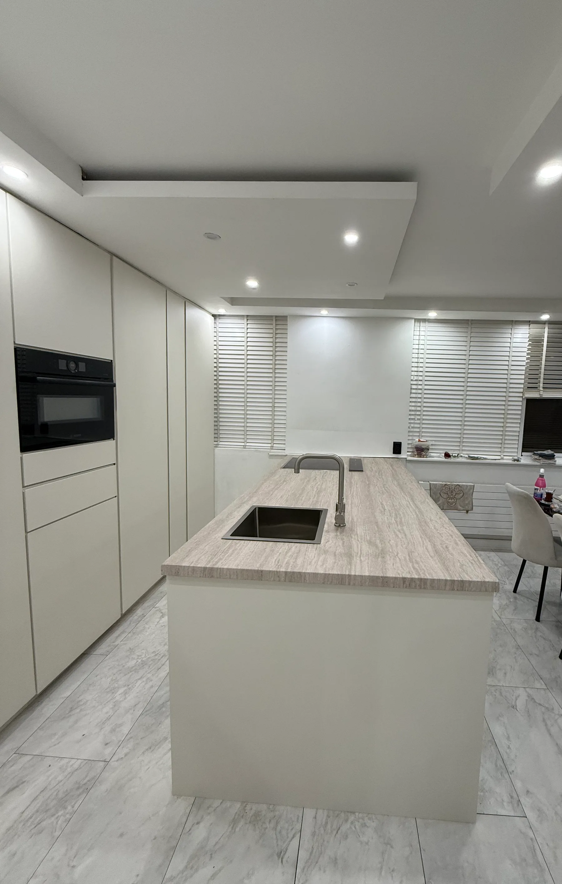 Keuken van zwart naar wit - luxe marmerlook