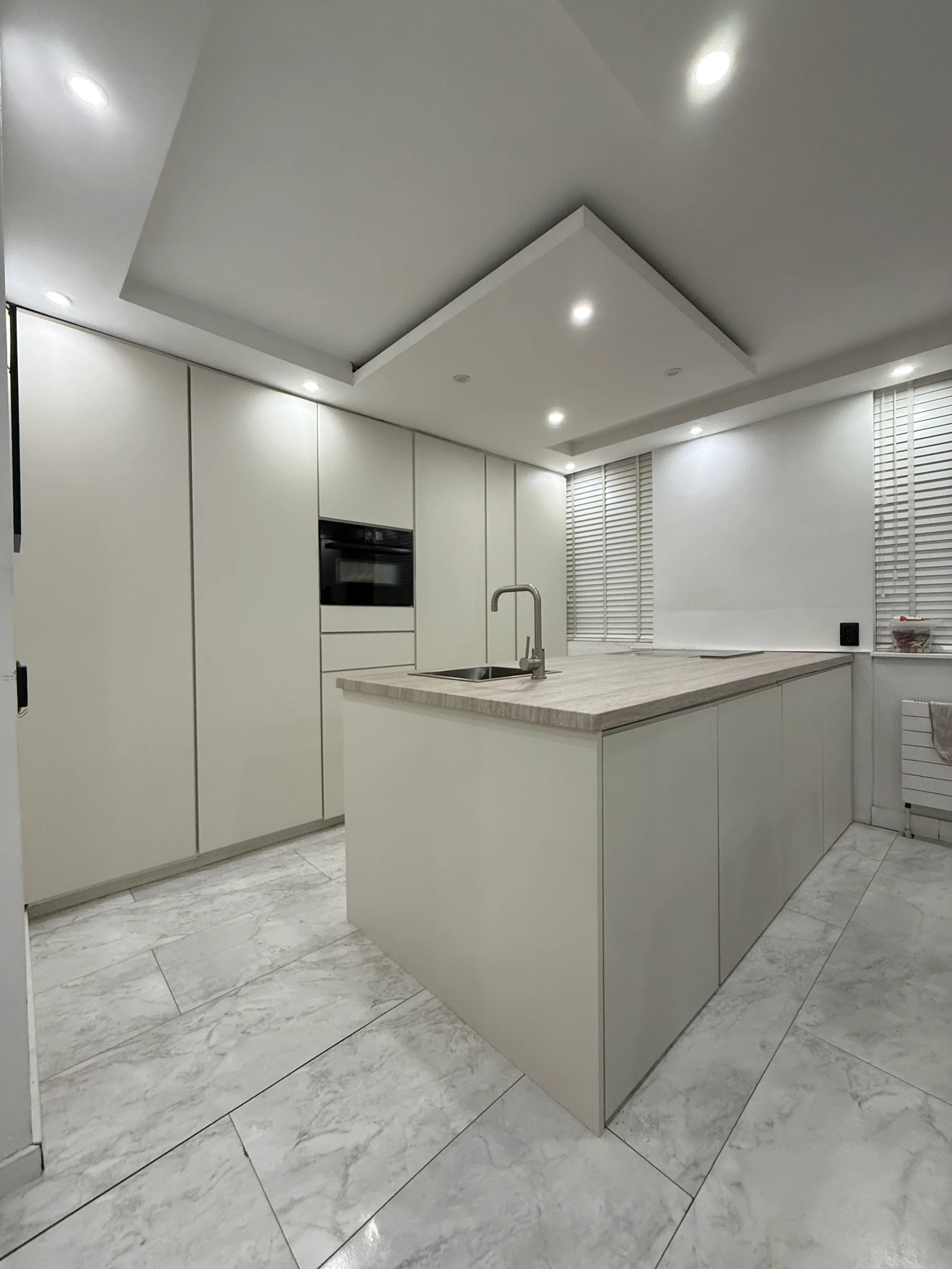 Keuken van zwart naar wit - luxe marmerlook